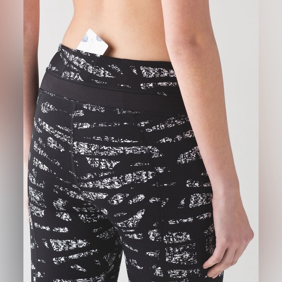 Lululemon Inspire Tight II in Graf Black White / Black Size 8 - Picture 5 of 10